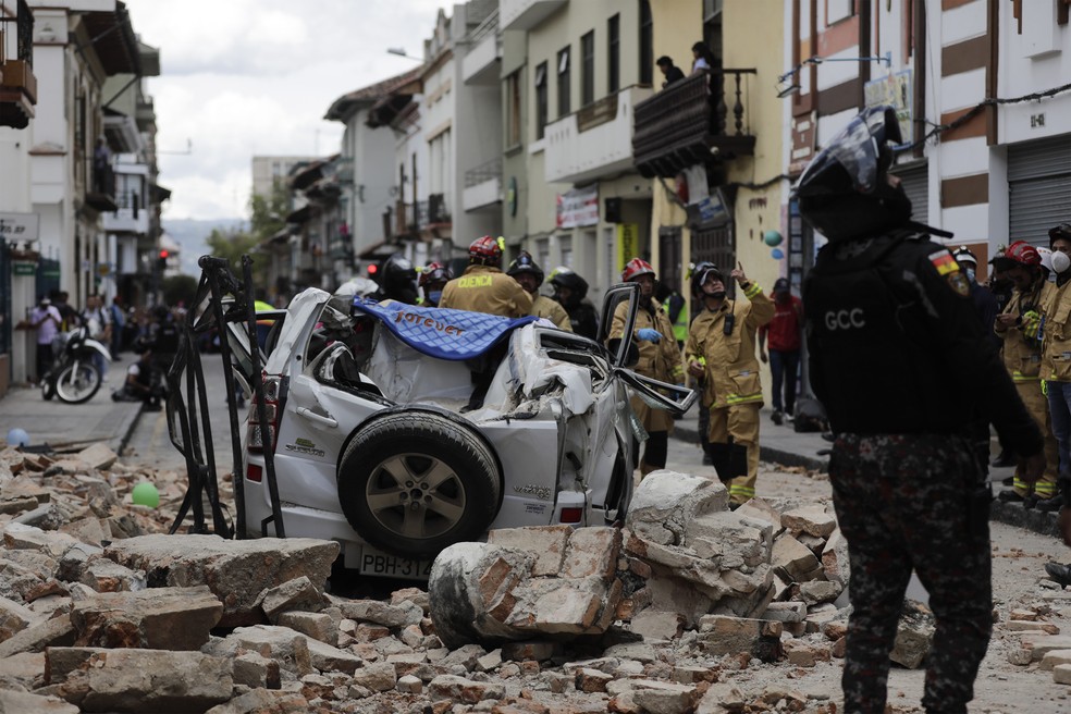 Carro destruído pelos destroços do terremoto que atingiu Cuenca, cidade localizada a mais de 200 km do epicentro, na costa do Equador — Foto: Xavier Caivinagua/AP