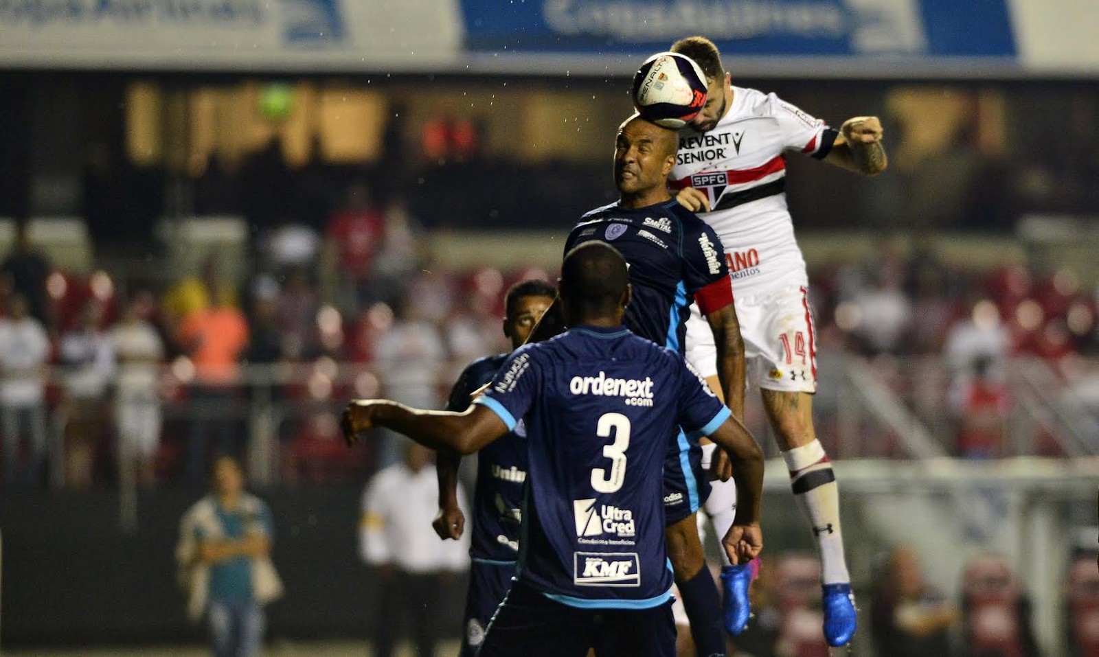 Com seis gols de cabeça, Pratto atropela zagueiros pelo alto no São Paulo