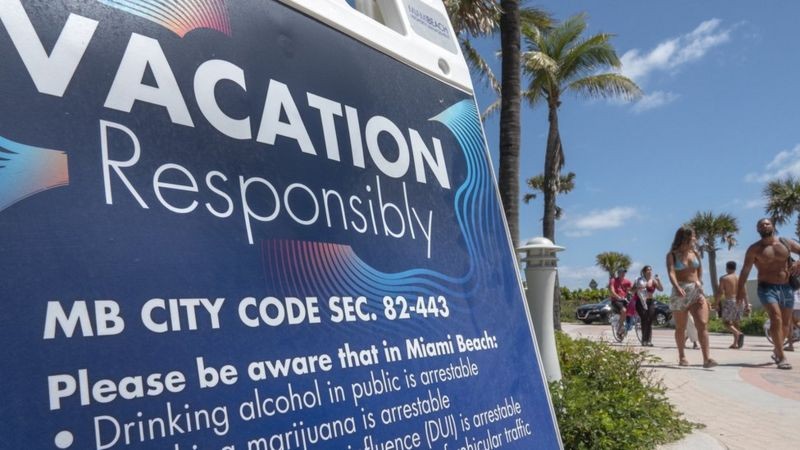 'Férias com responsabilidade' é o slogan da cidade de Miami Beach para o 'spring break' (Foto: EPA via BBC)