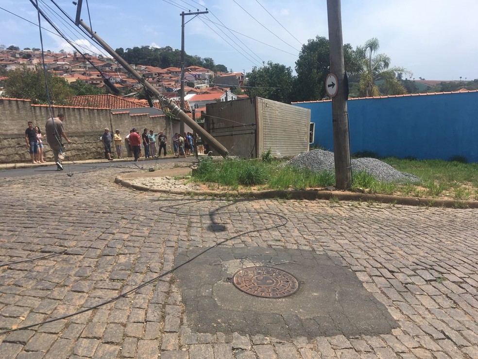Caminhão derrubou poste em Divinolândia — Foto: João Batista Pestelli/Arquivo Pessoal
