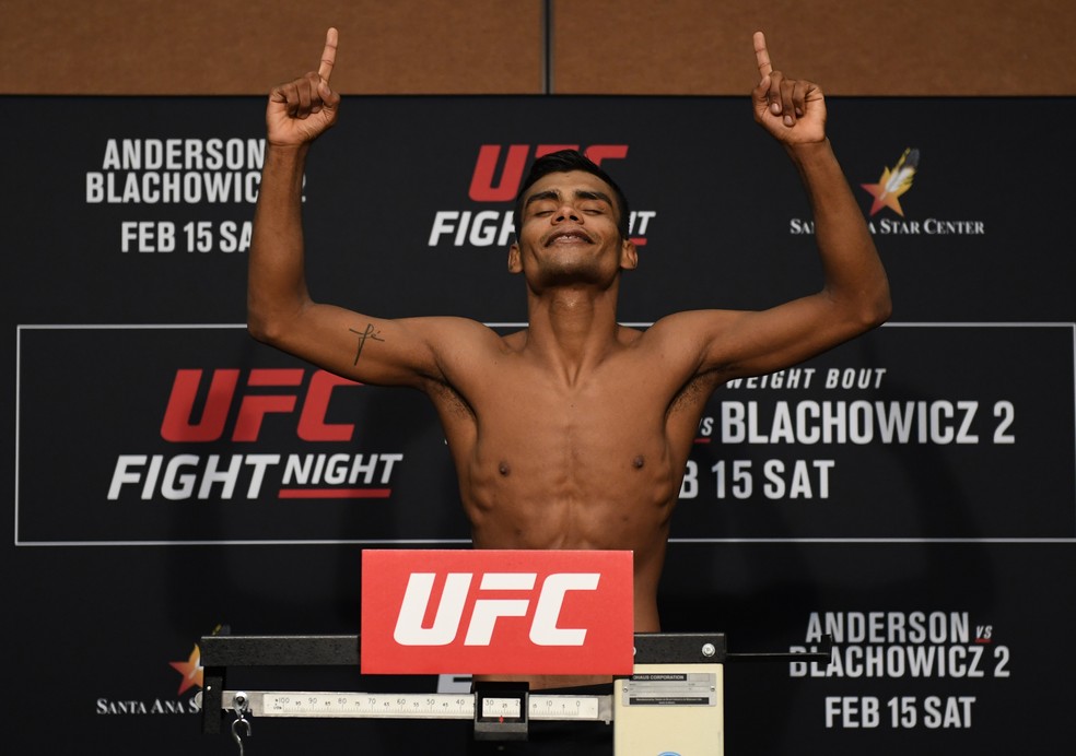 Raulian Paiva agradece aos céus após bater o peso para sua luta no UFC Rio Rancho — Foto: Josh Hedges/Getty Images