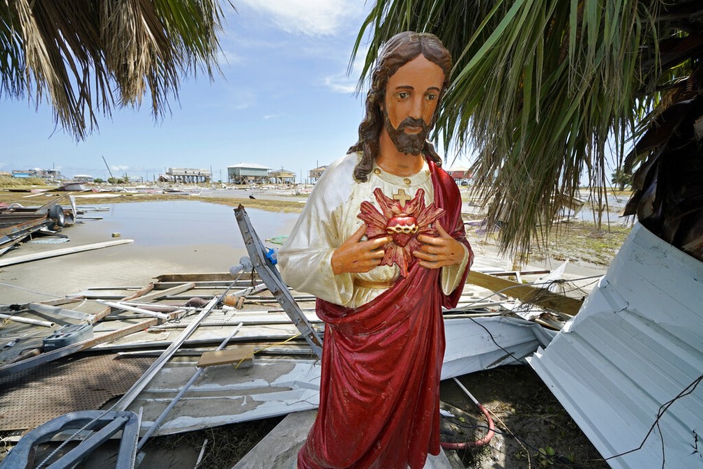 Moradores de Holly Beach, em Louisiana, levantaram estátua de Jesus Cristo derrubada pelo furacão Laura — Foto: Gerald Herbert/AP Photo