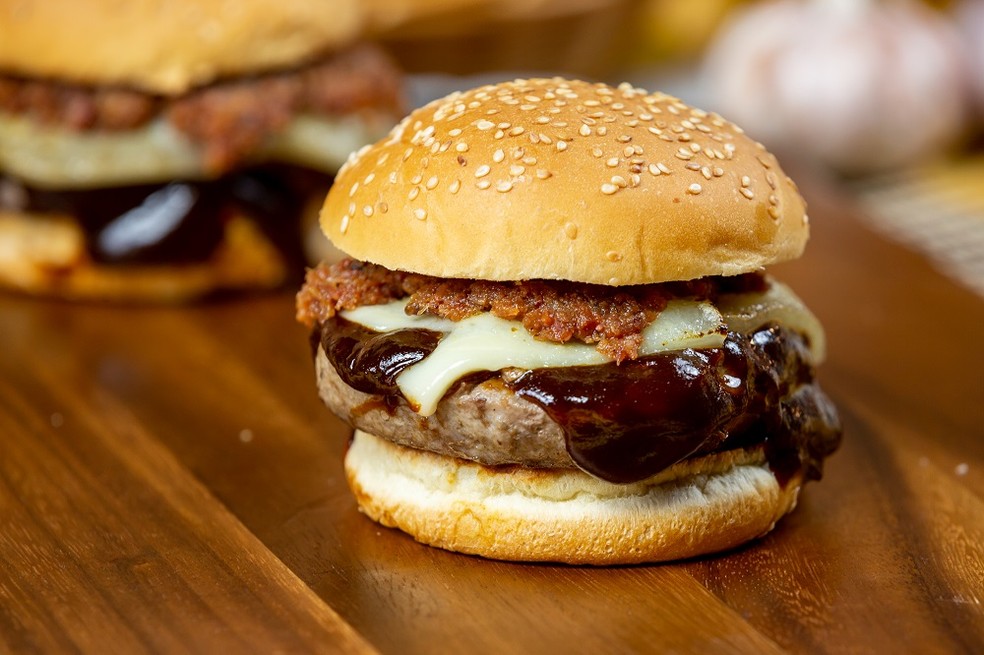 Hambúrguer com geleia de bacon — Foto: Receitas