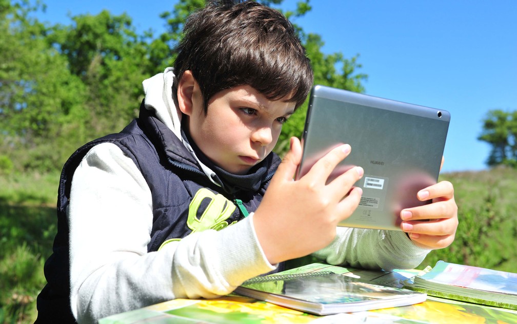  Giulio Giovannini, de 12 anos, é obrigado a ir até o campo, a 1,5 km de sua casa, para conseguir acessar internet e estudar, em Scansano, na Itália — Foto: Reuters/Jennifer Lorenzini 