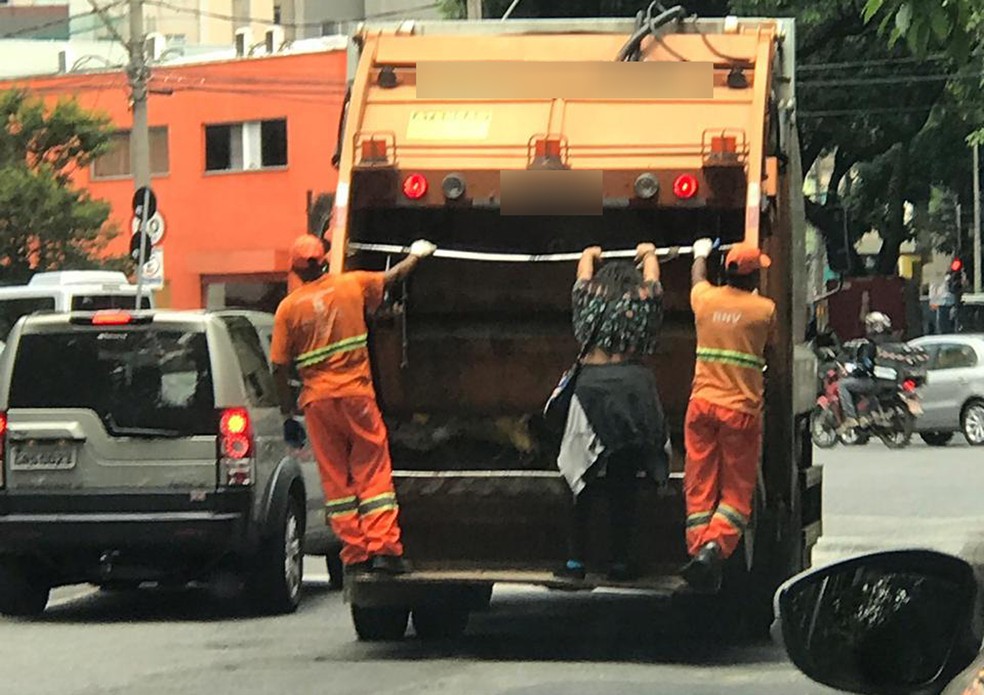 Mulher vai de carona em caminhÃ£o de lixo de Belo Horizonte â€” Foto: Michael Warshaw/Arquivo pessoal