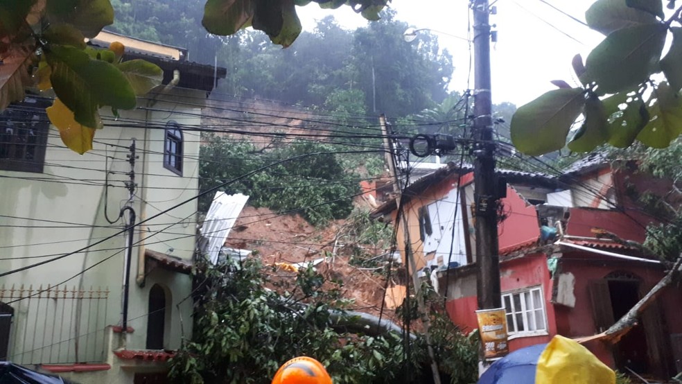Deslizamento atinge casas e deixa moradores soterrados em Angra dos Reis — Foto: Reprodução/Redes sociais