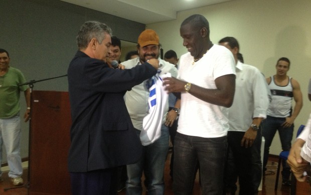 Odvan recebe das mãos do presidente, Djacir Almeida, a camisa 39 do São José (Foto: Marcos Martins/GLOBOESPORTE.COM)