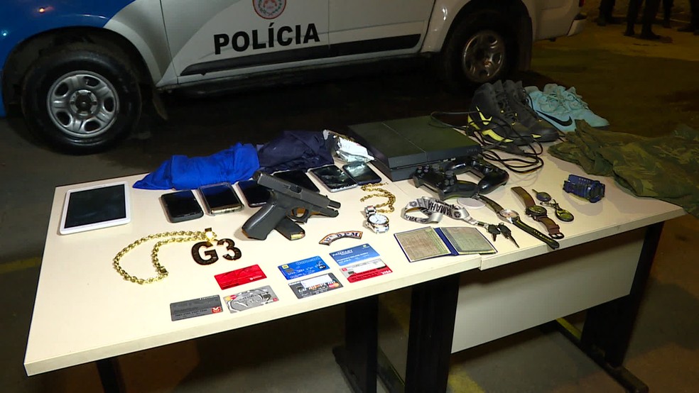Pertences apreendidos com suspeitos de matar MC G3 em Duque de Caxias, na Baixada Fluminense (Foto: ReproduÃ§Ã£o/ TV Globo)