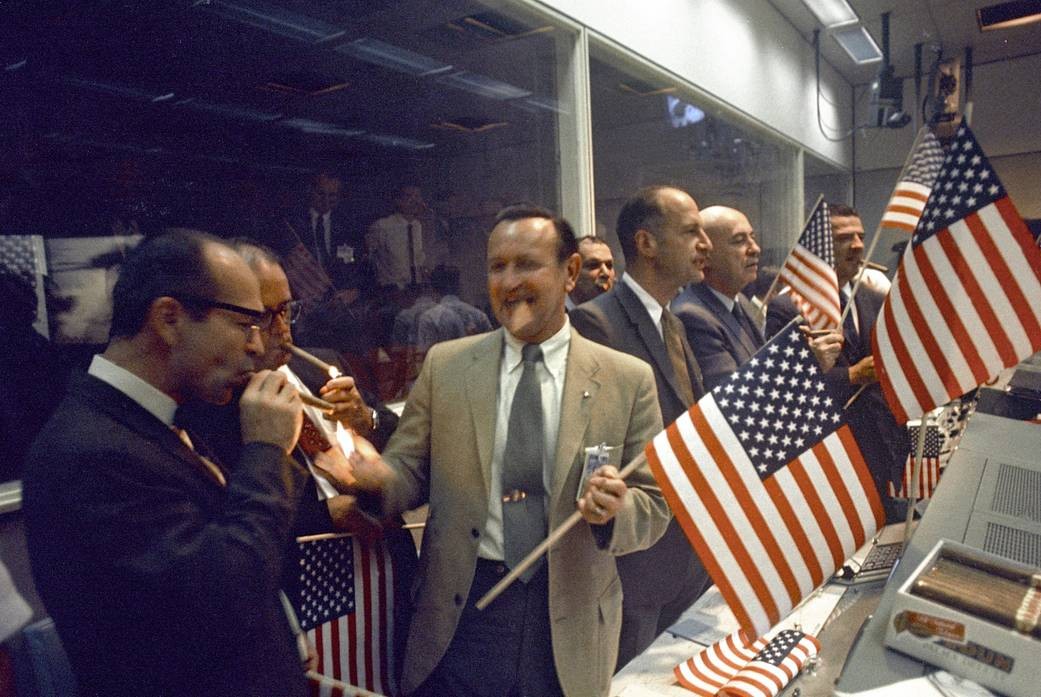 Funcionários da Nasa e do Manned Spacecraft Center (MSC) se juntaram aos controladores de voo para celebrar a conclusão bem-sucedida da missão de pouso lunar Apollo 11 no Centro de Controle da Missão (Foto: NASA)