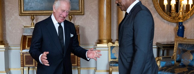 Gaston Browne, primeiro-ministro de Antígua e Barbuda, é recebido pelo rei Charles III, no palácio de Buckingham — Foto: Kirsty O'Connor/AFP