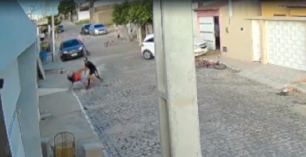 Mulher foi agredida pelo companheiro no meio da rua — Foto: Reprodução