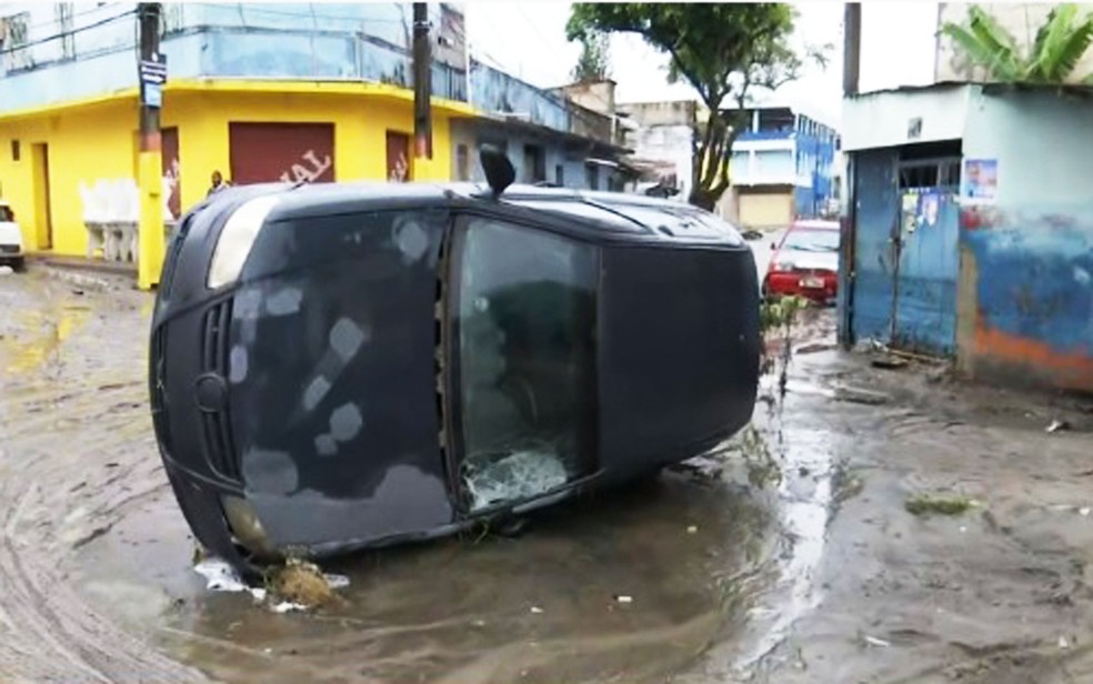 Temporal arrastou carros em Itabuna, no sul da Bahia — Foto: Reprodução/TV Bahia
