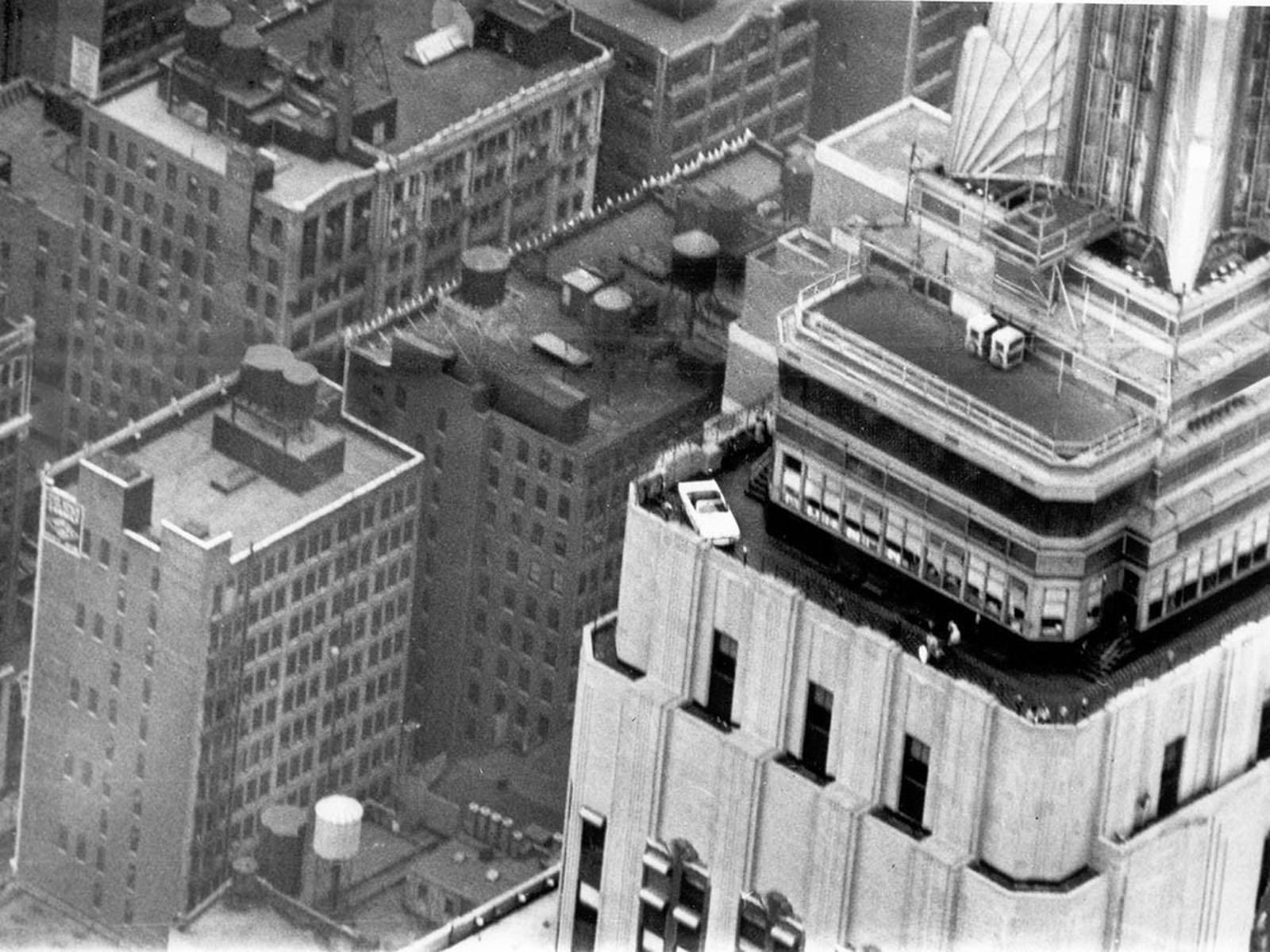 Em 1965, o Mustang foi desmontado e levado até o 86º andar do Empire State Building (Foto: reprodução)