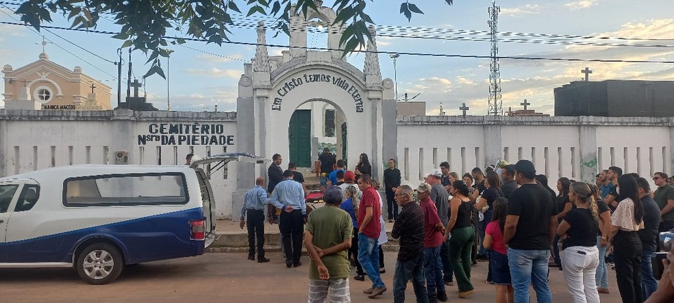 Sepultamento ocorreu no cemitério Nossa Senhora da Piedade, em Aurora, no Ceará — Foto: Claudina Mourato