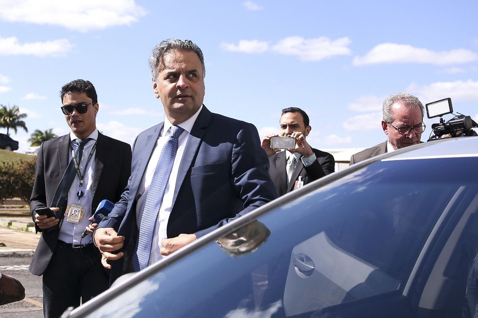 O senador Aécio Neves ao chegar ao Senado, em imagem de dezembro do ano passado (Foto: Marcelo Camargo / Agência Brasil)