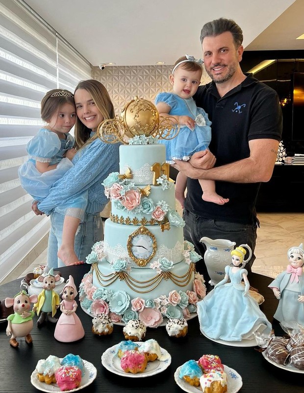 Thaeme e o marido, Fábio Elias, com as filhas, Liz e Ivy (Foto: Reprodução/Instagram)