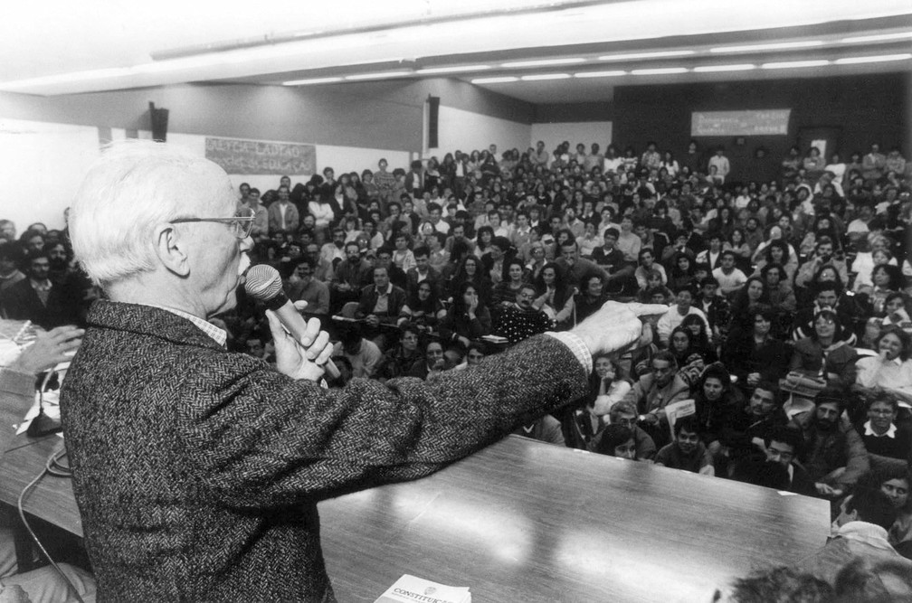  O jurista HÃ©lio Bicudo fala durante palestra na Universidade de SÃ£o Paulo (USP) em novembro de 1988 (Foto: HÃ©lcio Toth/EstadÃ£o ConteÃºdo/Arquivo)