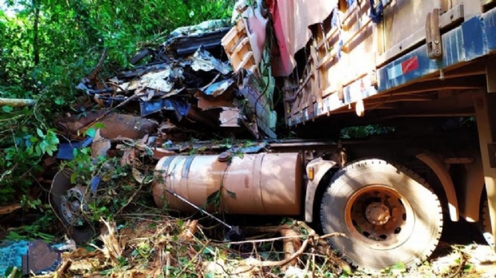 Carreta saiu da pista na BR-163 — Foto: Divulgação