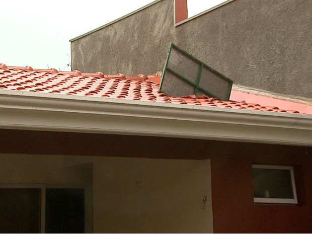 Placa atingiu telhado de casa em condomínio (Foto: Paulo Souza/EPTV)