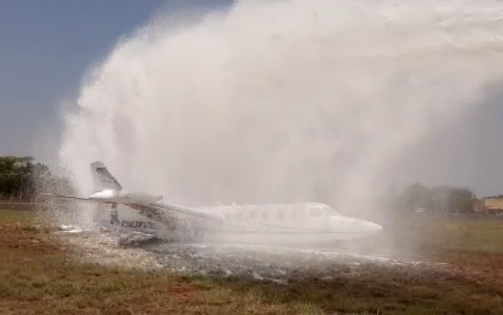 Avião que saiu da pista é resfriado por equipe dos bombeiros no aeroporto de Goiânia — Foto: Corpo de Bombeiros/Divulgação