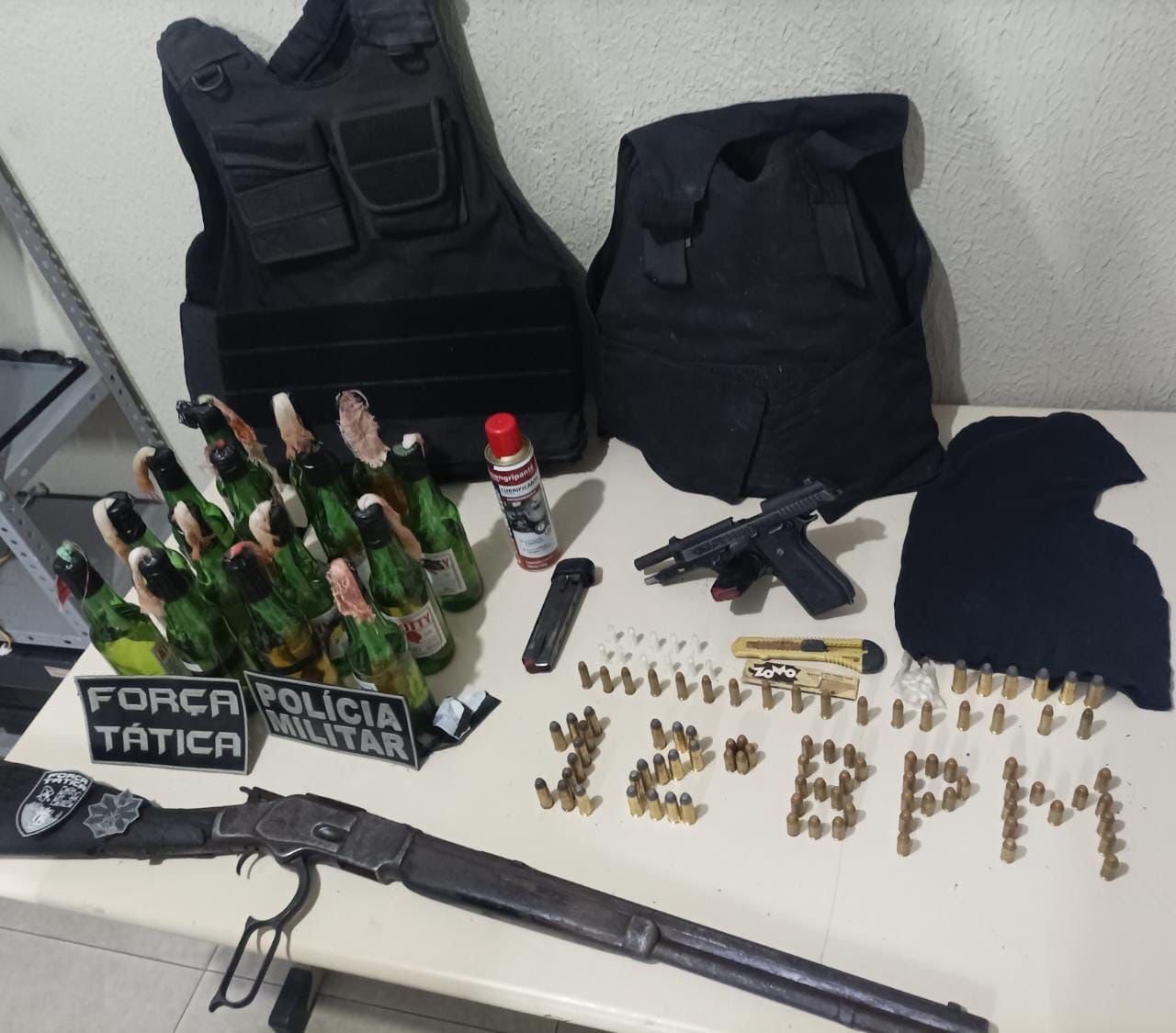 PM captura trio e apreende 15 coquetéis molotov, armas e munição em Caucaia