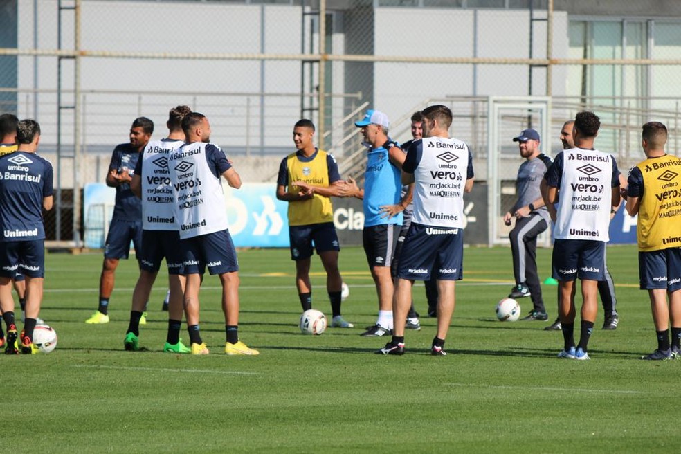 Renato orienta grupo em treino do Grêmio — Foto: Gabriel Girardon