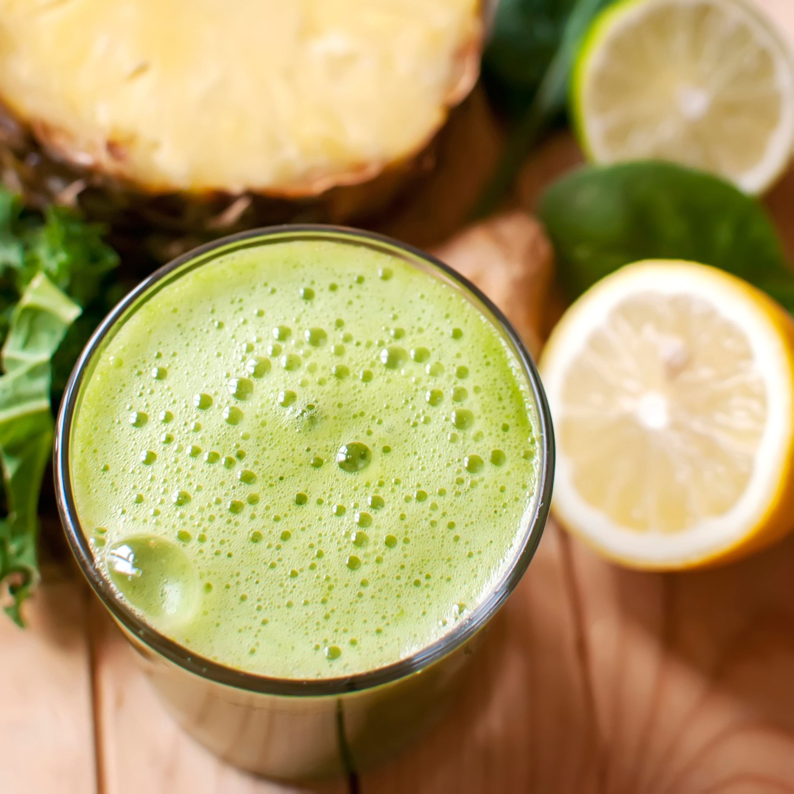 Receita de suco detox do Mundo Verde leva água de coco, abacaxi, suco de um limão e couve  (Foto: Divulgação)