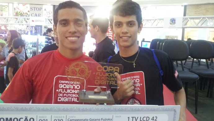 Wendell Lira e o amigo Guilherme Bagmanian em campeonato de videogame (Foto: Arquivo Pessoal)