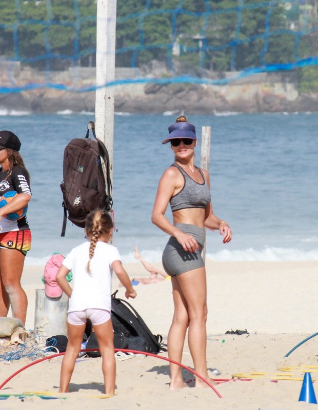 Luiza Valdetaro treina na Praia do Leblon (Foto: J/AgNews)