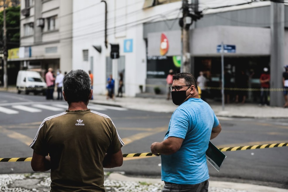 Moradores de Criciúma na região do Centro — Foto: Diorgenes Pandini/ NSC