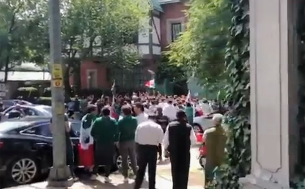 Torcedores mexicanos diante da embaixada sul-coreana (Foto: ReproduÃ§Ã£o/Twitter/Los SupercÃ­vicos â)