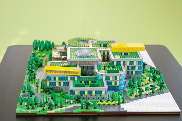 Peças de Lego compõem fachada da nova sede da marca (Foto: Divulgação)