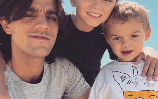 Felipe Simas se derrete pelos filhos em selfie: "Merecem nosso tempo"