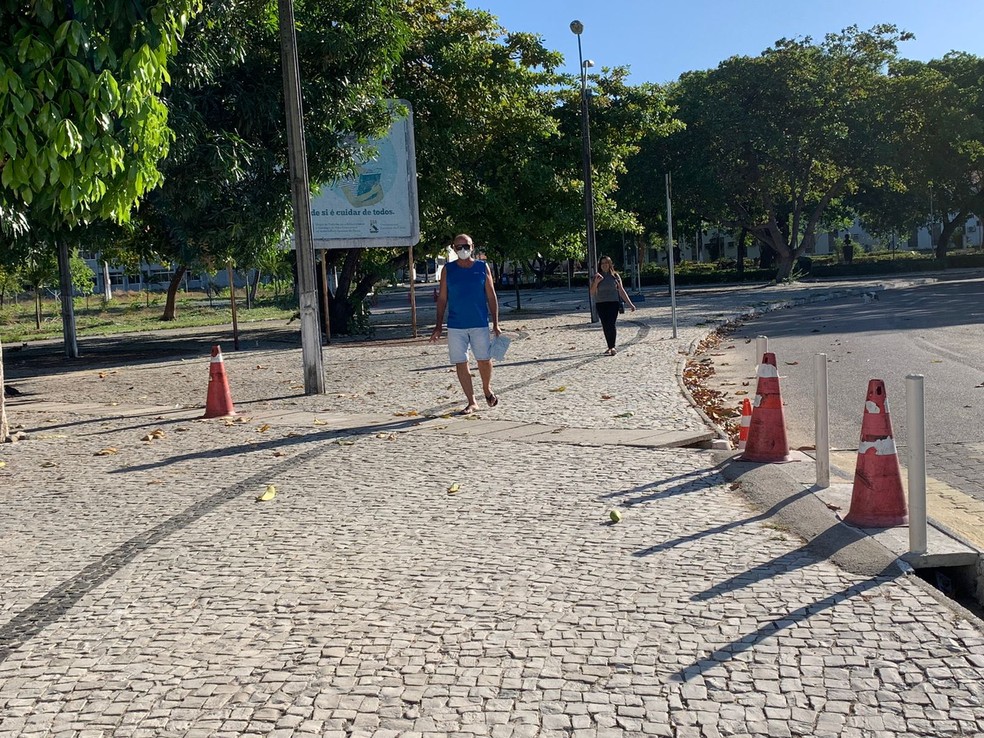 Candidatos ao Enem começam a sair de um dos locais de provas em Fortaleza. — Foto: Almir Gadelha/Sistema Verdes Mares