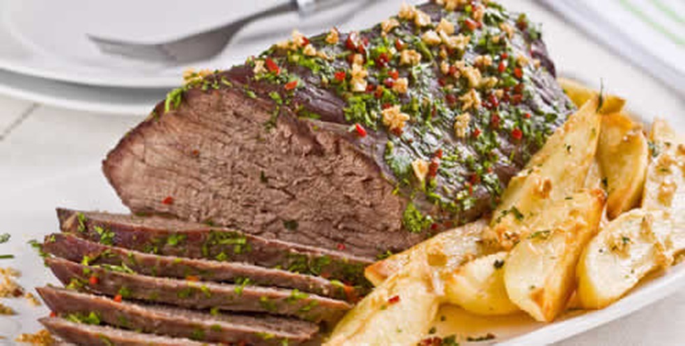 Maminha Assada Com Manjericao Receitas Receitas Esta carne ganha o toque especial da cerveja preta o acompanhamento perfeito para este miolo de alcatra de forno é o pirão de água. maminha assada com manjericao