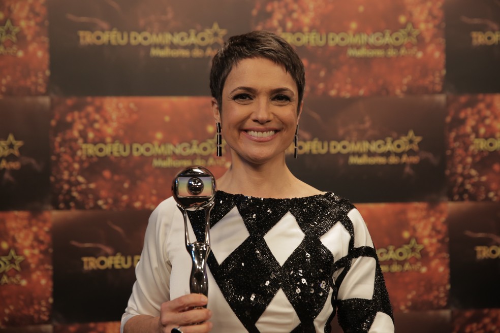 Sandra Annenberg com seu troféu da premiação do 'Domingão do Faustão' — Foto: Paulo Damasceno / Gshow