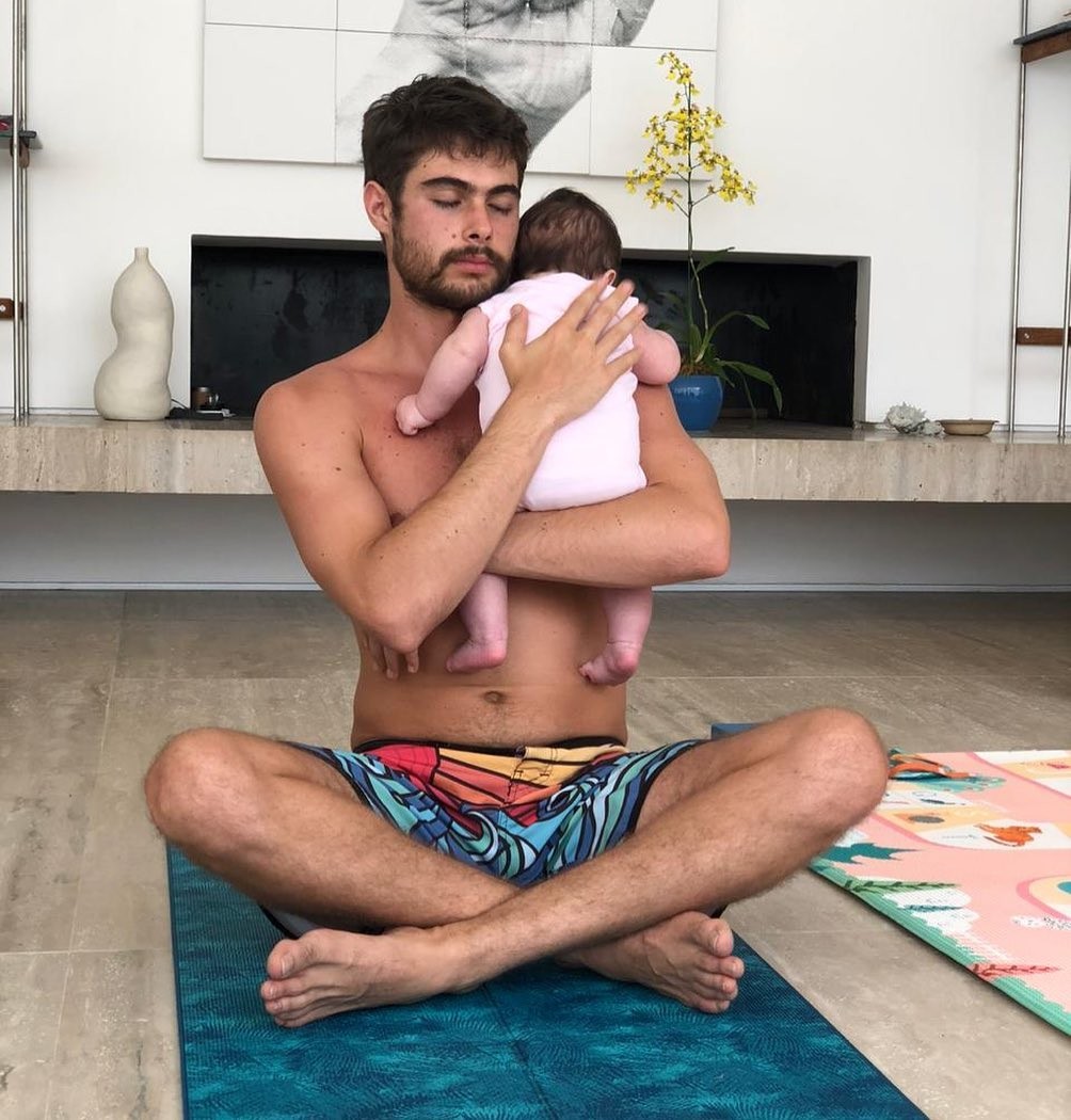 Rafa Vitti e sua filha durante ioga  (Foto: Reprodução )