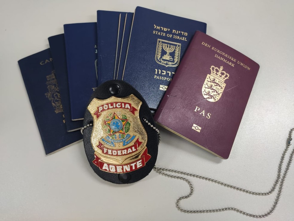 Grupo de imigrantes foi flagrado com passaportes falsos tentando entrar no Acre — Foto: Ascom/Polícia Federal no Acre