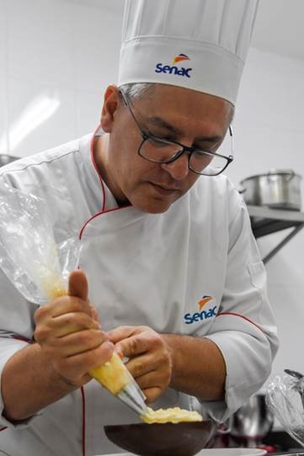 Professor do Senac monta prato em oficina de gastronomia — Foto: Senac/ Divulgação