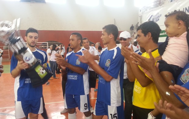 Visconde taça vice campeã Copa Integração Futsal  (Foto: Roberta Oliveira)