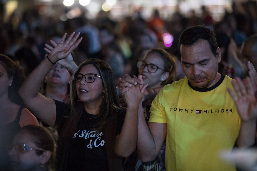 FÃ£s de Aline Barros erguem as mÃ£os durante canÃ§Ã£o de louvor na Festa do PeÃ£o de Barretos 2019 â€” Foto: Ricardo Nasi/G1
