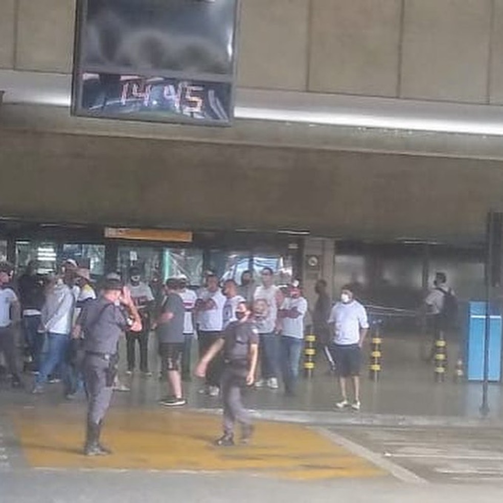 Torcedores do São Paulo protestam em aeroporto — Foto: Reprodução / Instagram