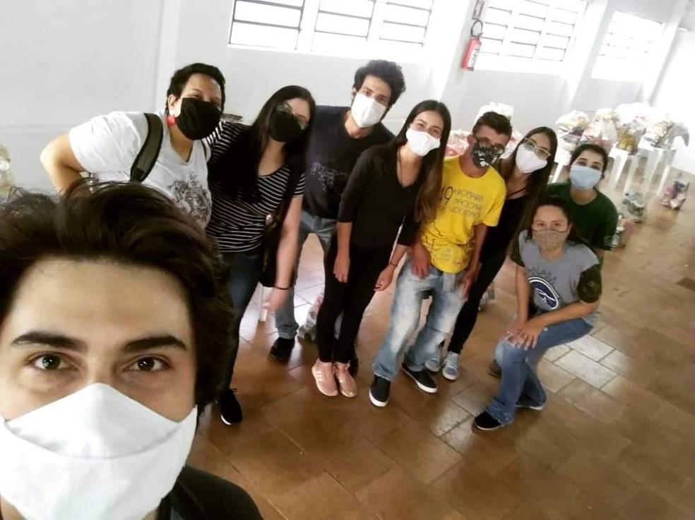 Voluntários da 'Sociedade de São Vicente de Paulo' e grupo 'Unidos pelas Mulheres' durante entregas de itens à famílias em situação de vulnerabilidade — Foto: Arquivo Pessoal