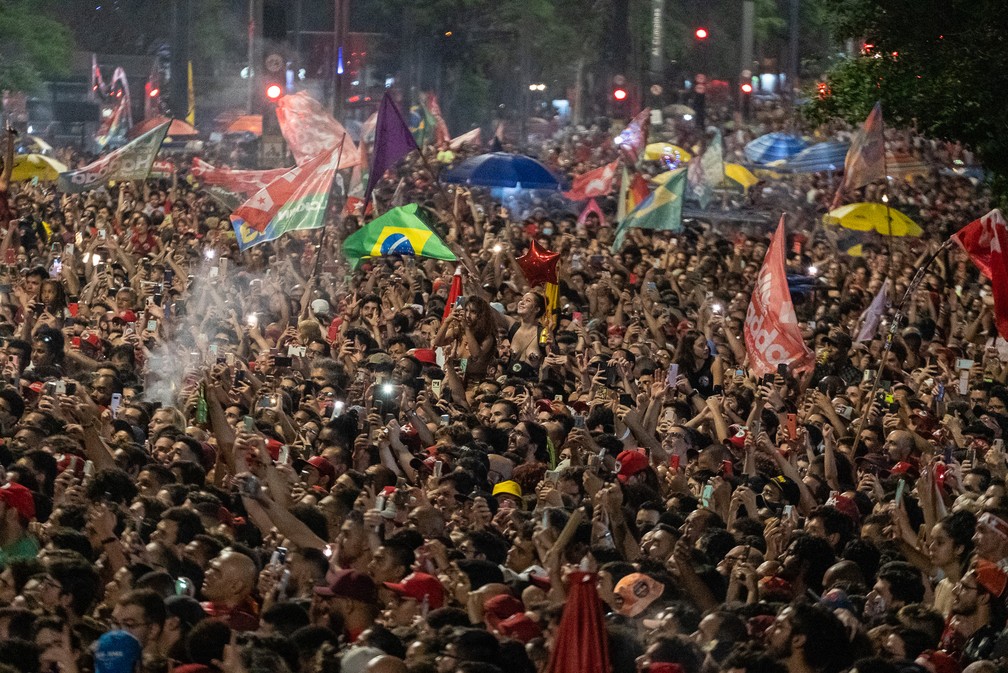 Multidão festeja vitória de Lula na Paulista. Ao centro, duas jovens aparecem fazendo topless — Foto: Fábio Tito/g1