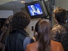 Participantes assistem e torcem por companheiros em TV nos bastidores