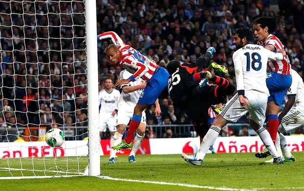 MIranda gol Real Madrid Atletico de Madri (Foto: Reuters)