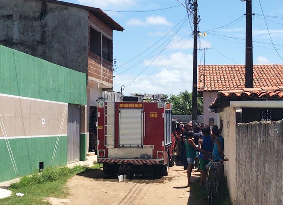 Casa onde foram feitas as buscas tem um primeiro andar, mas aparenta ainda estar em fase de construÃ§Ã£o (Foto: Kleber Teixeira/Inter TV Cabugi)