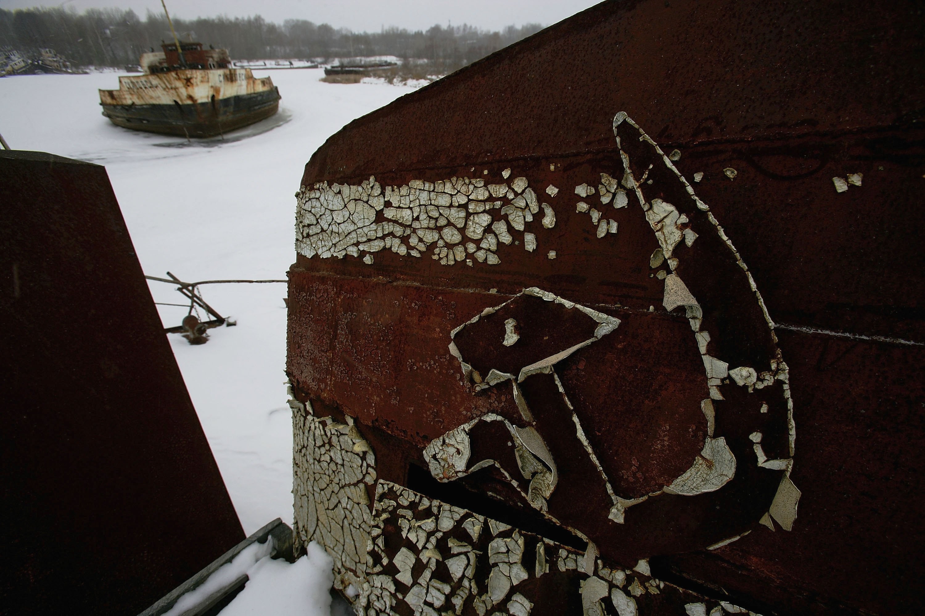 Barcos e balsas abandonadas em Pripyat, desde o acidente (Foto: getty)