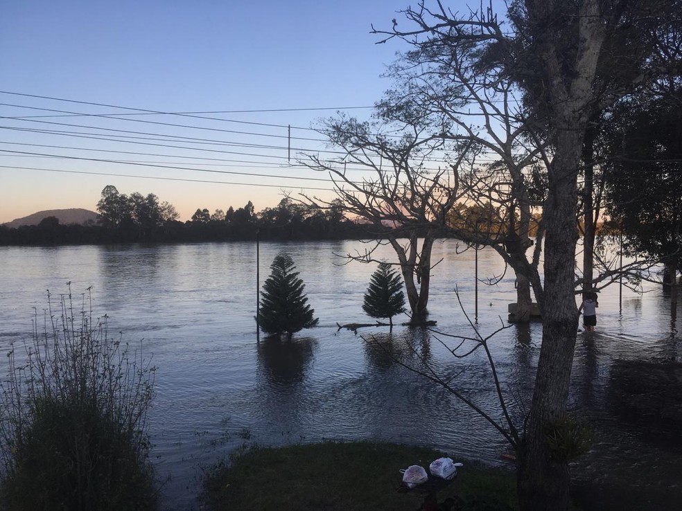 Segundo o Instituto Águas do Paraná, o nível da água pode demorar até quatro dias pra baixar — Foto: Gislaine de Paula