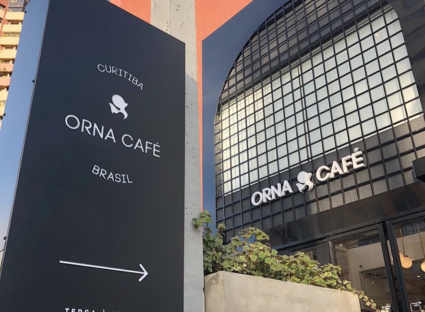 A fachada do Orna Café faz uma homenagem ao Memorial de Curitiba (Foto: Divulgação)